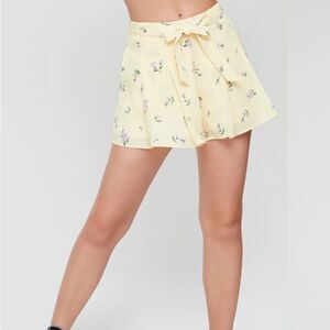 Aritzia Sunday Best Westley Short in Pastel Yellow Orchid Sz 4